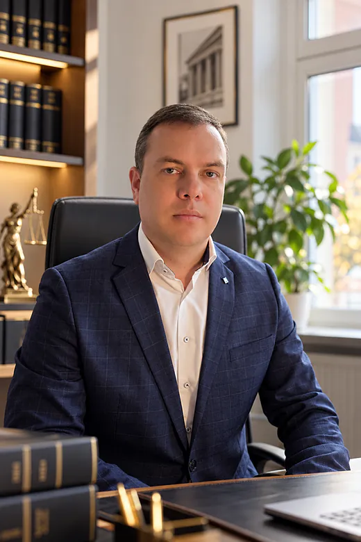 Rechtsanwalt Viktor Tabert in seiner Kanzlei